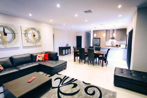 Casavino Luxury Villa - Holiday Adelaide 3
