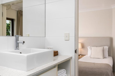 Bayview Beachfront Apartments, In Town Right On The Beach - Holiday Adelaide 31