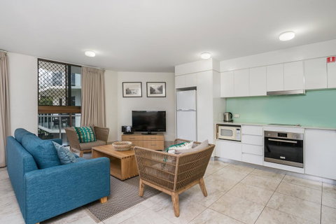 Bayview Beachfront Apartments, In Town Right On The Beach - Holiday Adelaide 40