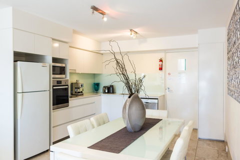 Bayview Beachfront Apartments, In Town Right On The Beach - Holiday Adelaide 42