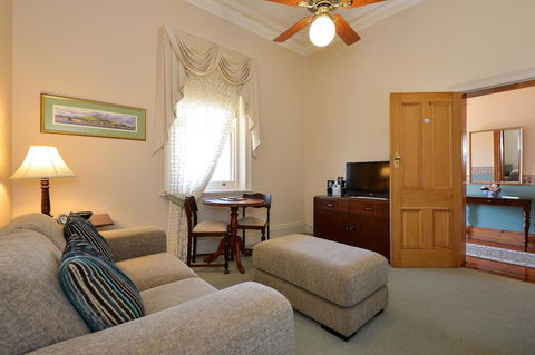 Trafalgar Premium Vintage Suites - Holiday Adelaide 8