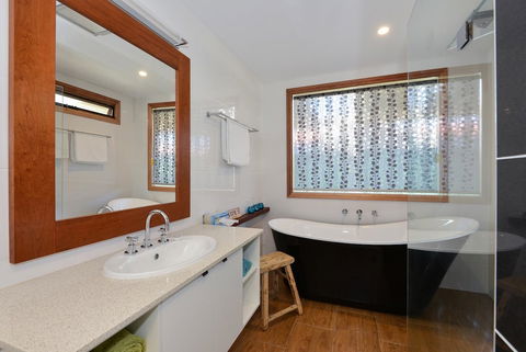 Trafalgar Premium Vintage Suites - Holiday Adelaide 5