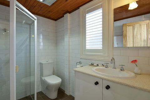 Trafalgar Premium Vintage Suites - Holiday Adelaide 16