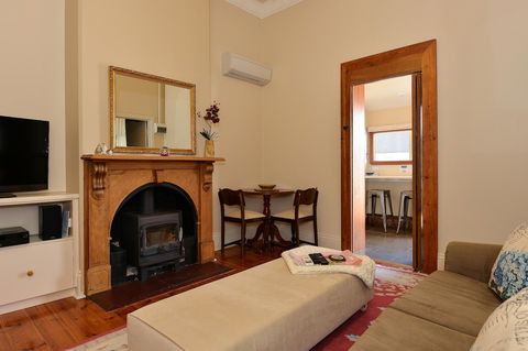 Trafalgar Premium Vintage Suites - Holiday Adelaide 18