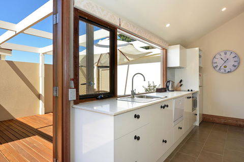 Trafalgar Premium Vintage Suites - Holiday Adelaide 12