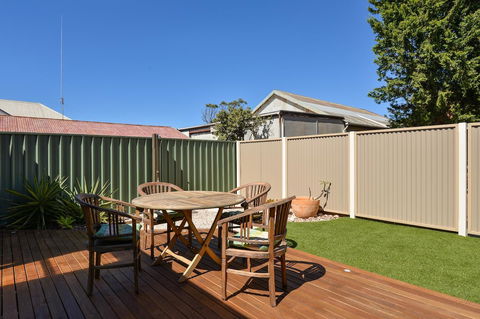 Trafalgar Premium Vintage Suites - Holiday Adelaide 11