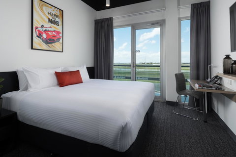 Rydges Pit Lane - Holiday Adelaide 31