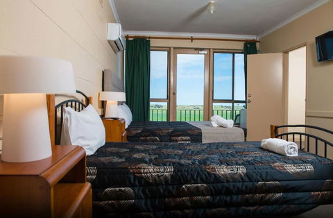 Tailem Bend Riverside Hotel - Holiday Adelaide 1