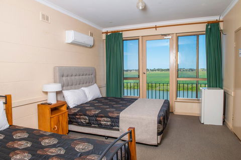Tailem Bend Riverside Hotel - Holiday Adelaide 0