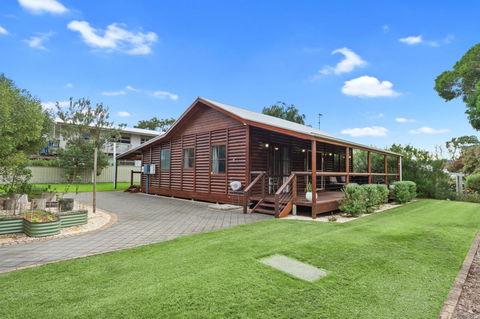 The Log Cabin - 47 Jetty Road - Holiday Adelaide 13