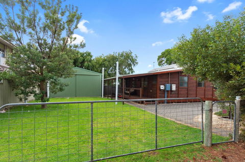 The Log Cabin - 47 Jetty Road - Holiday Adelaide 6