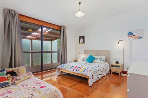 The Log Cabin - 47 Jetty Road - Holiday Adelaide 11