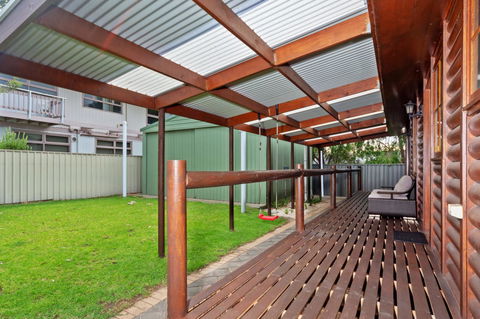 The Log Cabin - 47 Jetty Road - Holiday Adelaide 9