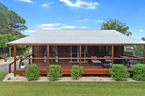 The Log Cabin - 47 Jetty Road - Holiday Adelaide 0