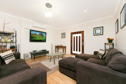 Gizmos Retreat - Holiday Adelaide 2