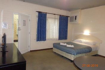 Adelaide Backpackers And Travellers Inn with Holiday Adelaide