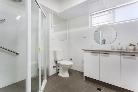 Laman Lodge, Unit 2, 15 Laman Street - Holiday Adelaide 11