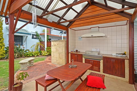 Dolphin Lodge Albany - Self Contained Apartments At Middleton Beach - Holiday Adelaide 18