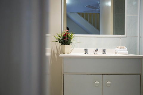 Byron Central Apartments - Holiday Adelaide 2