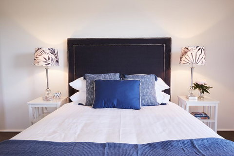 Bright And Spacious Family Home With Leafy Deck - Holiday Adelaide 6