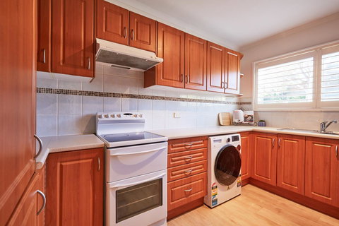 Bright And Spacious Family Home With Leafy Deck - Holiday Adelaide 17