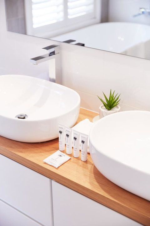 Bright And Spacious Family Home With Leafy Deck - Holiday Adelaide 10