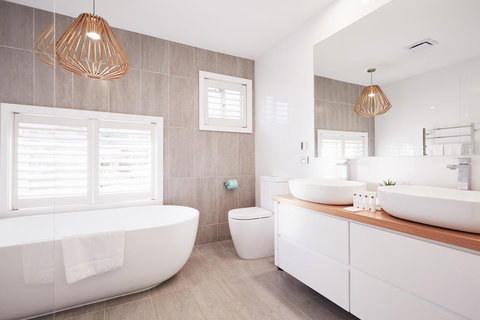 Bright And Spacious Family Home With Leafy Deck - Holiday Adelaide 8