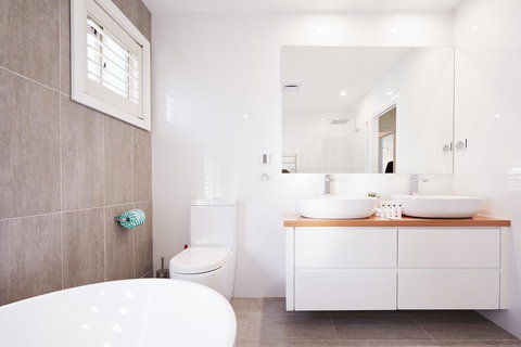 Bright And Spacious Family Home With Leafy Deck - Holiday Adelaide 11