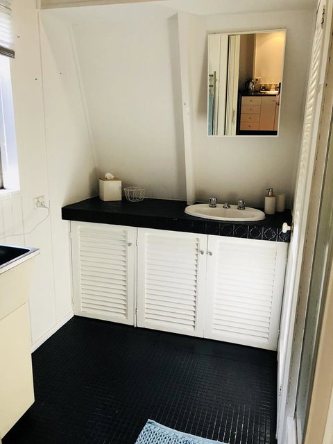 Little Blue Beach House - Holiday Adelaide 13