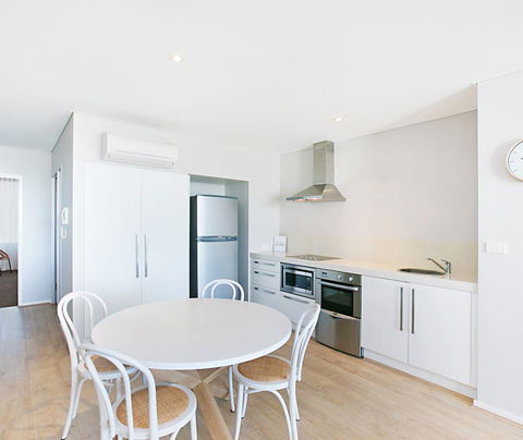Oaks Nelson Bay Lure Suites - Holiday Adelaide 1