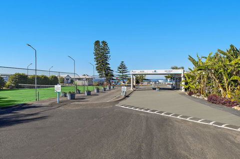 Blue Lagoon Beach Resort - Holiday Adelaide 10