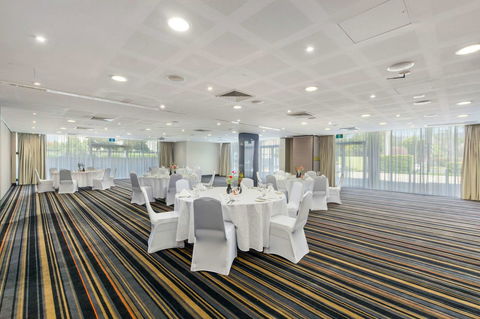 Quality Suites Pioneer Sands - Holiday Adelaide 13