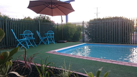 Adelong Motel - Holiday Adelaide 9