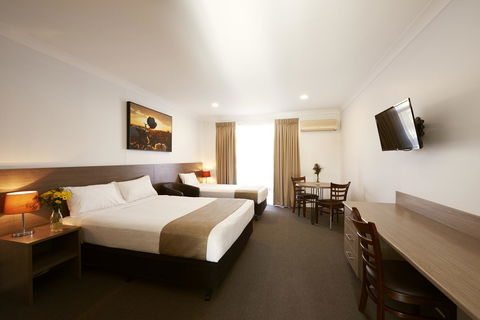 Adelong Motel - Holiday Adelaide 0