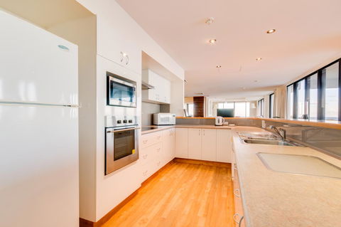 Pacific Towers Beach Resort - Holiday Adelaide 18