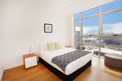 Gadigal Groove - Modern And Bright 3BR Executive Apartment In Zetland With Views - Holiday Adelaide 5