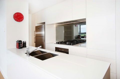 Gadigal Groove - Modern And Bright 3BR Executive Apartment In Zetland With Views - Holiday Adelaide 3