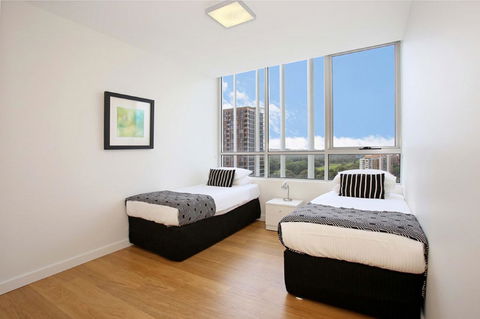 Gadigal Groove - Modern And Bright 3BR Executive Apartment In Zetland With Views - Holiday Adelaide 6