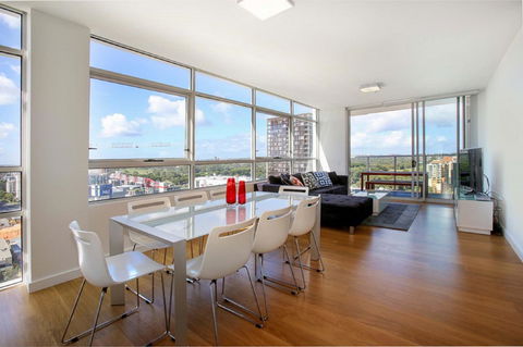 Gadigal Groove - Modern And Bright 3BR Executive Apartment In Zetland With Views - Holiday Adelaide 1