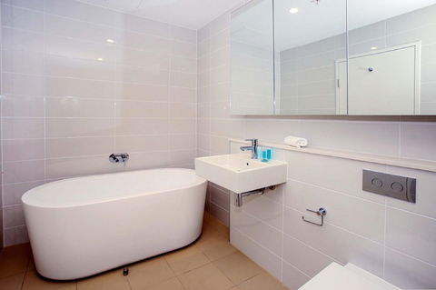 Gadigal Groove - Modern And Bright 3BR Executive Apartment In Zetland With Views - Holiday Adelaide 8