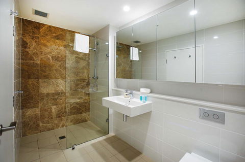 Gadigal Groove - Modern And Bright 3BR Executive Apartment In Zetland With Views - Holiday Adelaide 7