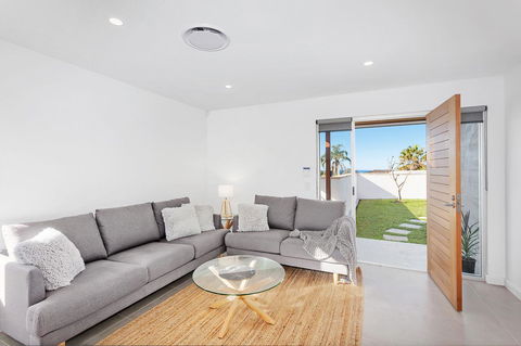 Modern Guest House - Holiday Adelaide 1