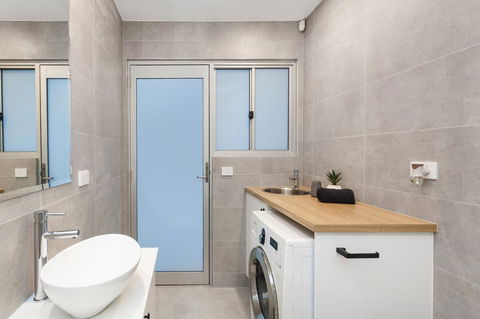 Modern Guest House - Holiday Adelaide 9