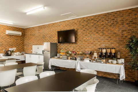 Hume Country Motor Inn - Holiday Adelaide 1