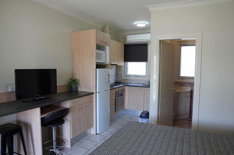 Tumut Apartments - Holiday Adelaide 5