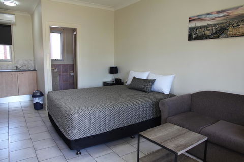 Tumut Apartments - Holiday Adelaide 9