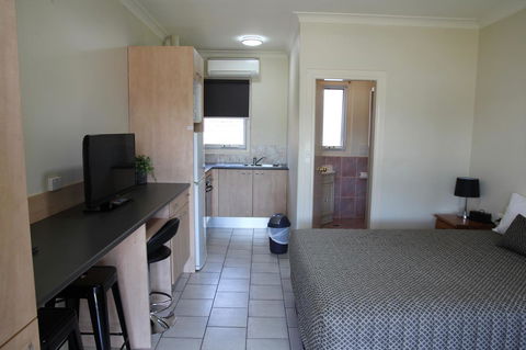 Tumut Apartments - Holiday Adelaide 2