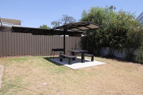 Tumut Apartments - Holiday Adelaide 19