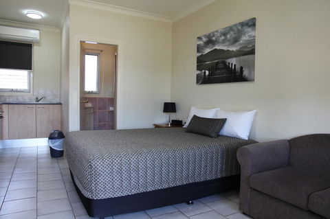 Tumut Apartments - Holiday Adelaide 3