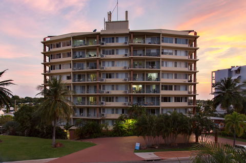 Cullen Bay Resorts - Holiday Adelaide 12